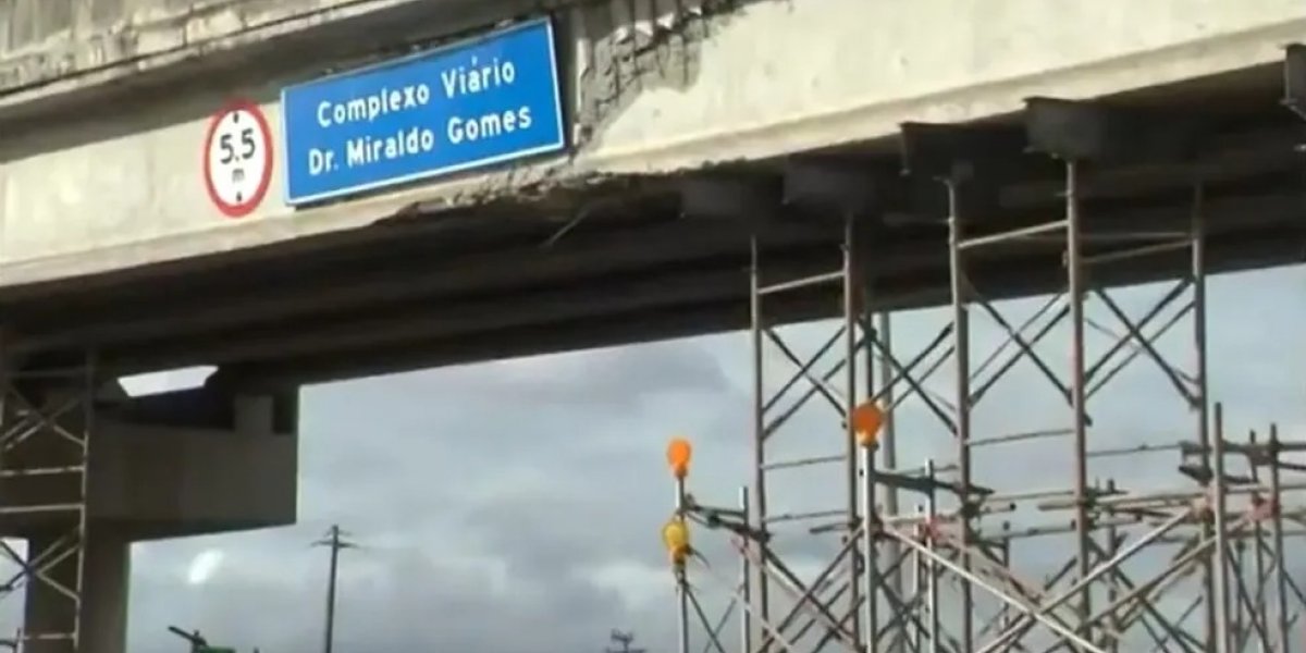 Pedaço da estrutura de viaduto despenca em Feira de Santana
