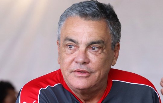 Jogador que deu 'dedada' em Tréllez ganha processo contra Paulo Carneiro