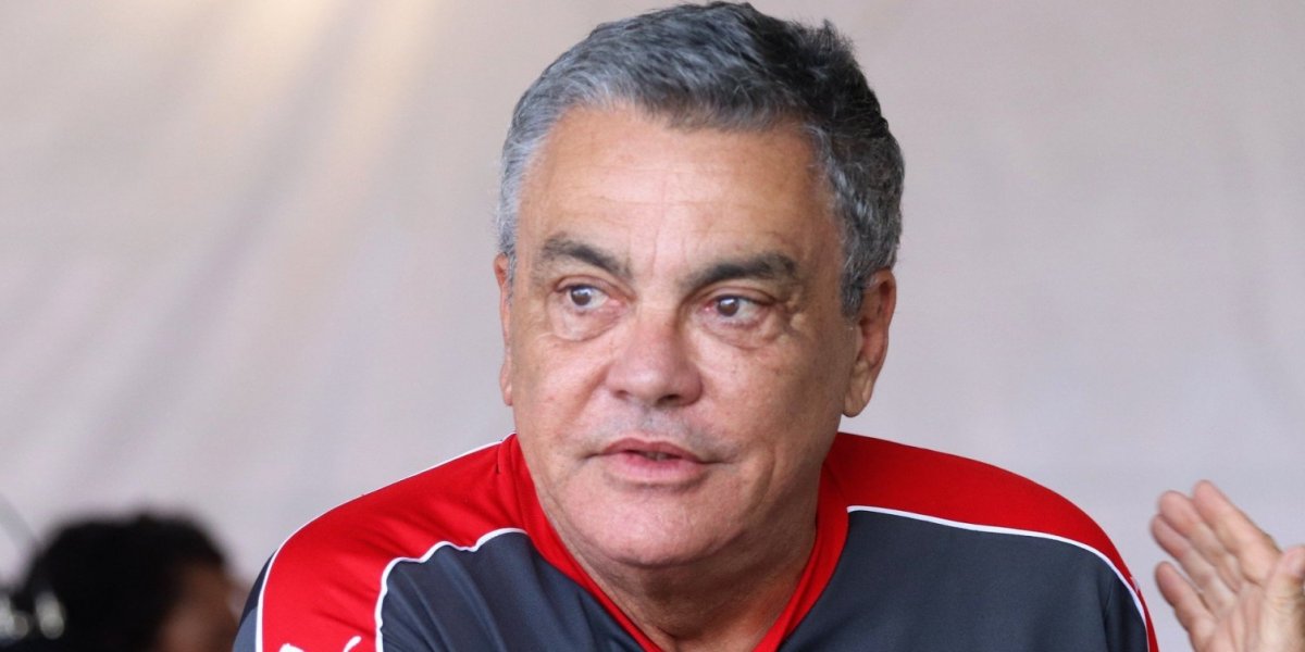 Jogador que deu 'dedada' em Tréllez ganha processo contra Paulo Carneiro