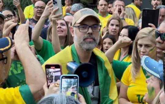 Foragido, blogueiro Allan dos Santos vai a ato antidemocrático nos EUA