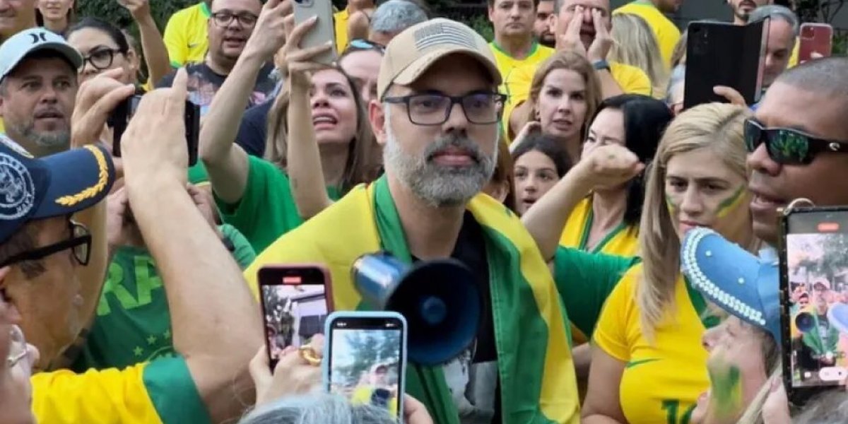 Foragido, blogueiro Allan dos Santos vai a ato antidemocrático nos EUA