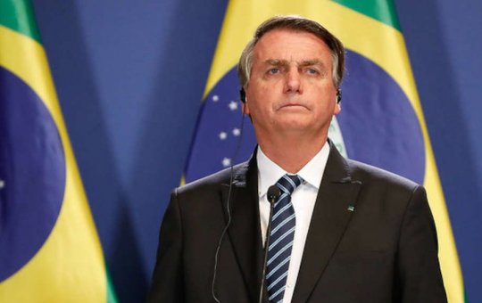 Bolsonaro estuda deixar o país e não passar faixa para Lula, diz jornal