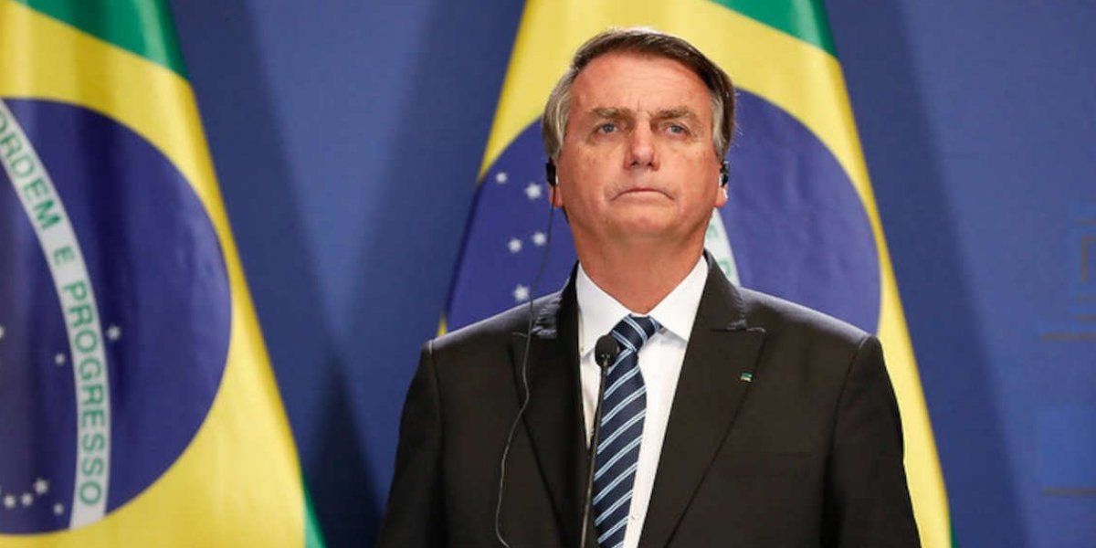 Bolsonaro estuda deixar o país e não passar faixa para Lula, diz jornal