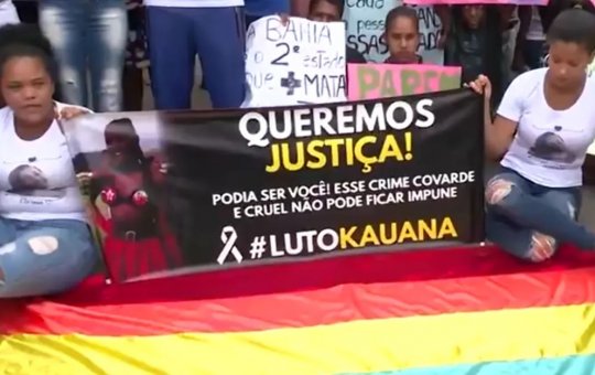Familiares e amigos de jovem trans assassinada em Ibicaraí fazem protesto