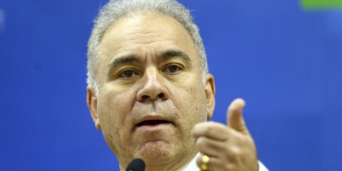 Queiroga é vaiado em evento e chama plateia de "covardes"