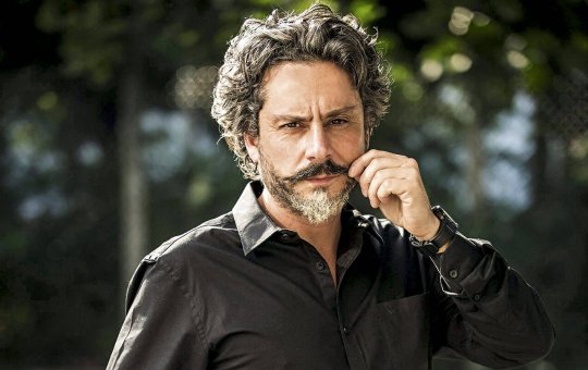Após nudes de Carlinhos Maia, Alexandre Nero esquenta web com seminude