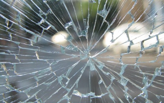Mulher fica ferida após veículo capotar na BR-324, em Salvador