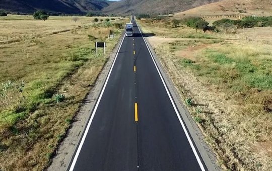 Carro cai de ponte de sete metros de altura no sul da Bahia; motorista sai ileso
