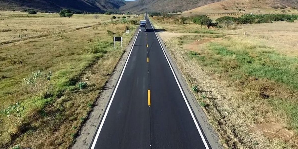 Carro cai de ponte de sete metros de altura no sul da Bahia; motorista sai ileso