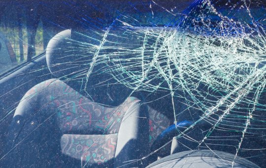 Motorista fica ferido após perder o controle de carro em Salvador