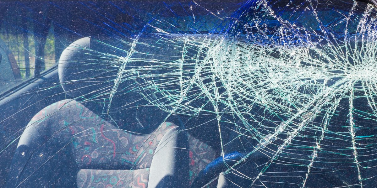 Motorista fica ferido após perder o controle de carro em Salvador