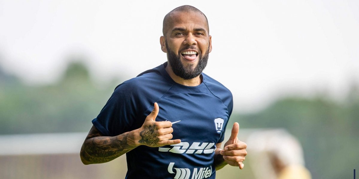 Seleção: Tite explica convocação de Daniel Alves e elogia físico do lateral