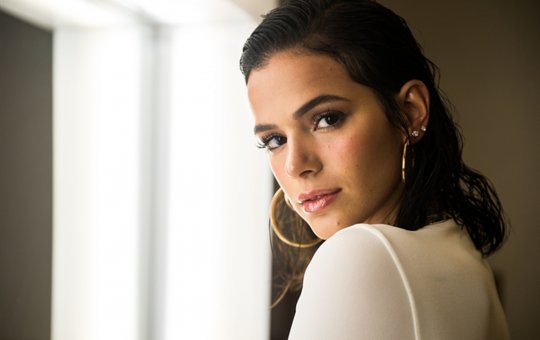 Em clima de romance, Bruna Marquezine é flagrada aos beijos com affair