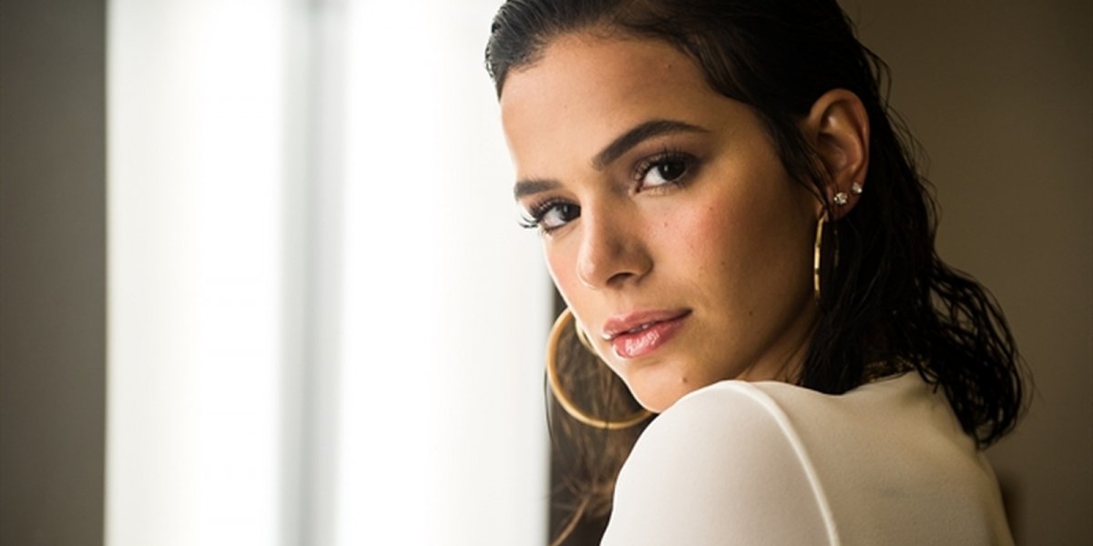 Em clima de romance, Bruna Marquezine é flagrada aos beijos com affair