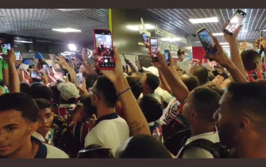 Torcida do Bahia faz recepção após chegada de delegação em Salvador