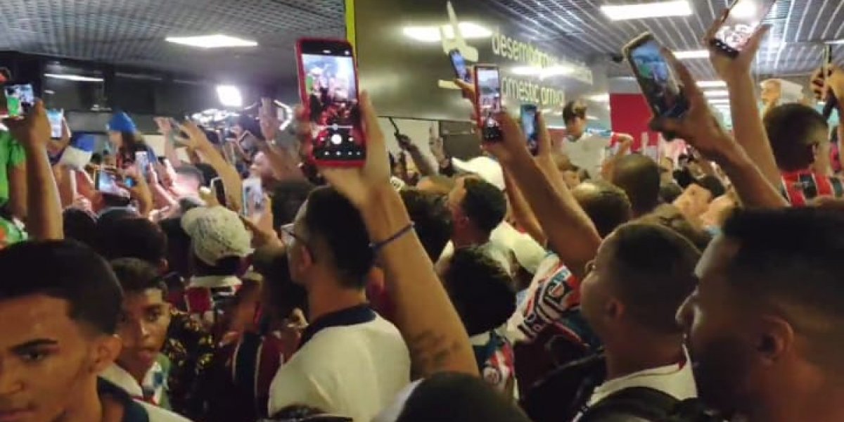 Torcida do Bahia faz recepção após chegada de delegação em Salvador