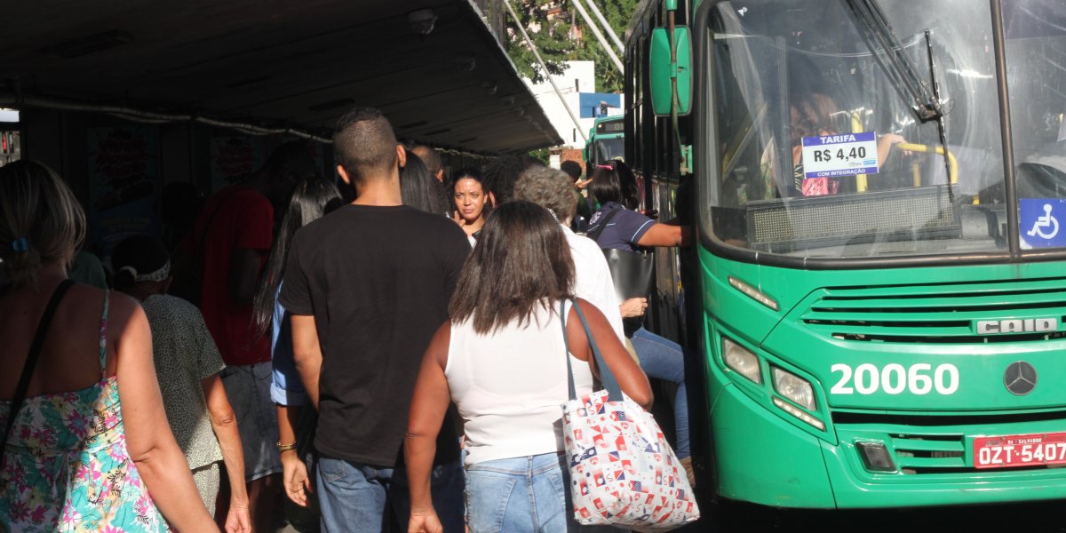 Fuzuê no buzu! Mulheres 'saem na mão' dentro de ônibus em Salvador