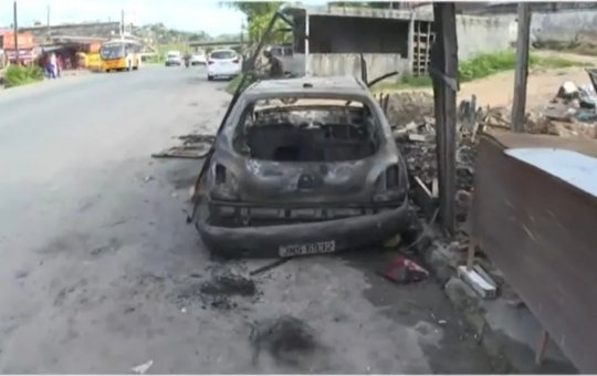 Carro pega fogo no subúrbio e motorista sofre queimaduras