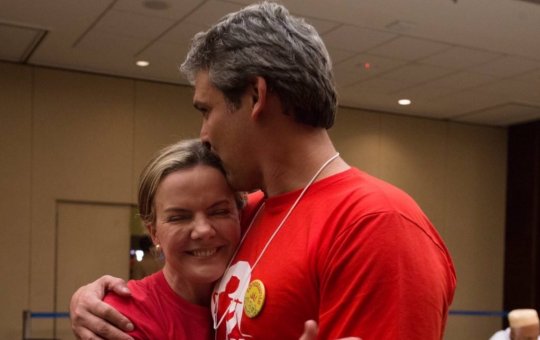 Gleisi Hoffmann e Lindbergh são ameaçados por bolsonarista em bar