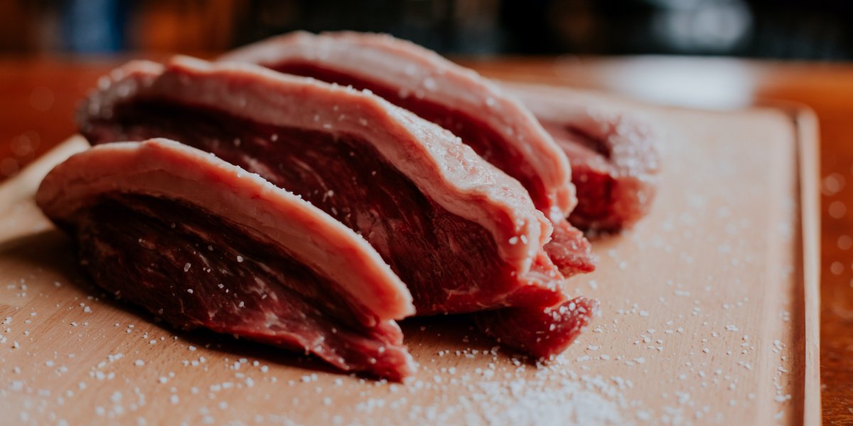 Caminhão carregado com carne tomba e cai em área de vegetação em Salvador