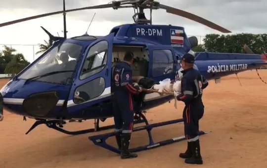 Helicóptero da PM socorre homem com insuficiência cardíaca em Ilha de Maré