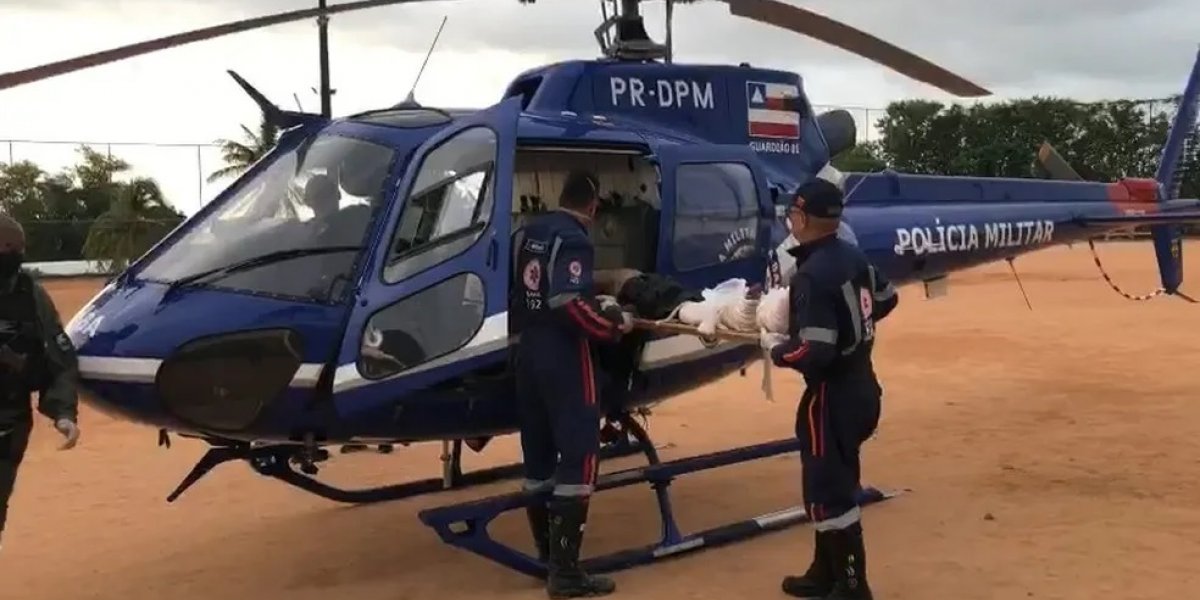 Helicóptero da PM socorre homem com insuficiência cardíaca em Ilha de Maré