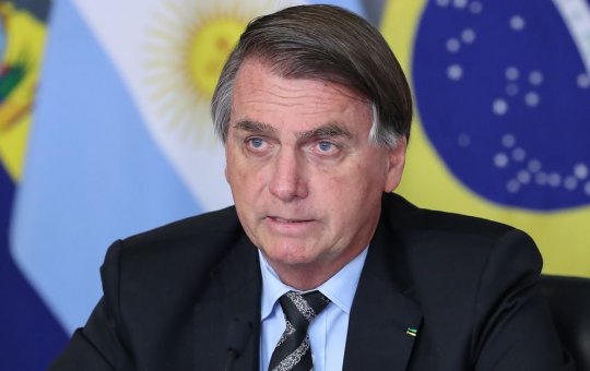 Bolsonaro apresenta feridas nas pernas e preocupa aliados, diz coluna