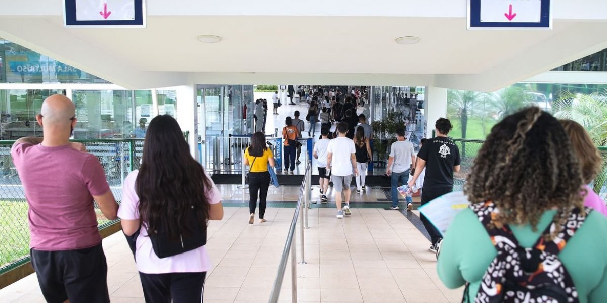 Plataforma 'Questões do Enem' ajuda estudante a se preparar para provas
