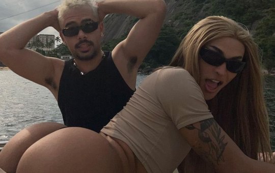 Após beijo na TV e 'rolê' na praia, Pabllo Vittar e affair passeiam de barco