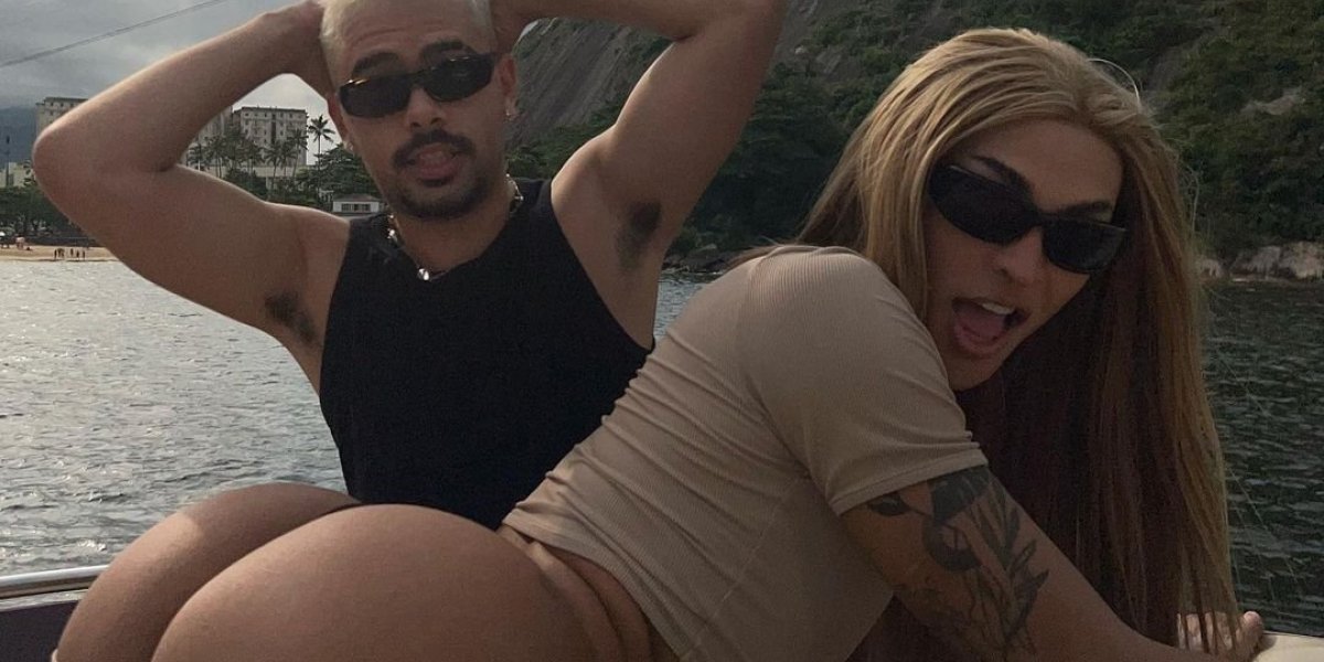 Após beijo na TV e 'rolê' na praia, Pabllo Vittar e affair passeiam de barco