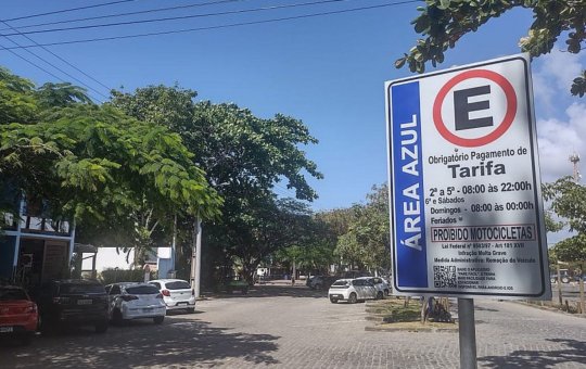 Manifestantes protestam contra novo formato de estacionamento em Praia do Forte