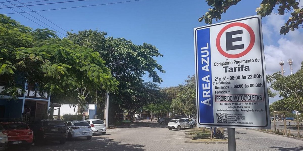 Manifestantes protestam contra novo formato de estacionamento em Praia do Forte