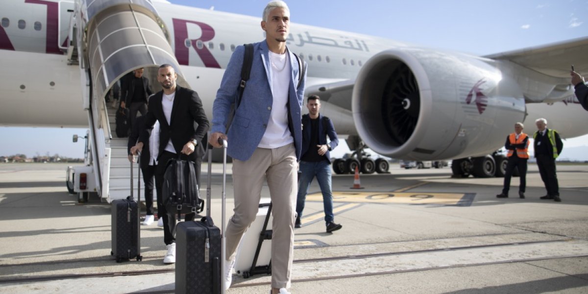 Seleção Brasileira desembarca em Turim, na Itália, com Tite e três jogadores