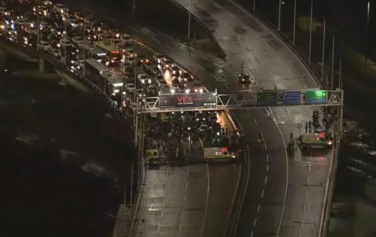 Navio à deriva colide com ponte no Rio de Janeiro; via é interditada