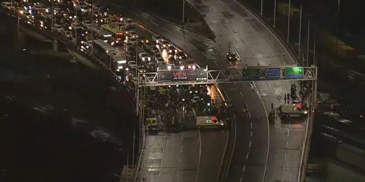 Navio à deriva colide com ponte no Rio de Janeiro; via é interditada