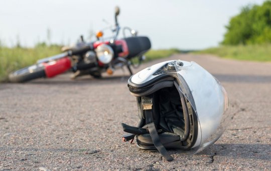 Salvador: motociclista cai e morre atropelado por carro