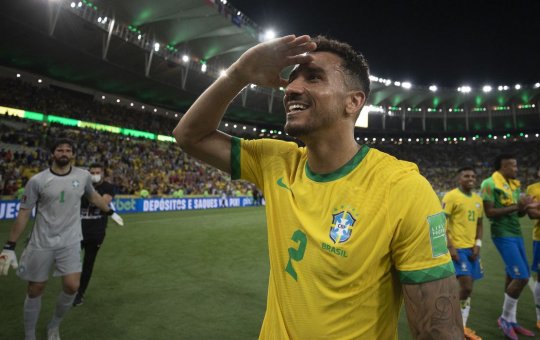 Danilo não se vê ameaçado por Dani Alves na lateral-direita da Seleção