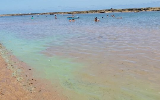 Banhistas devem evitar praias de Jauá e Jacuípe após surgimento de mancha e odor