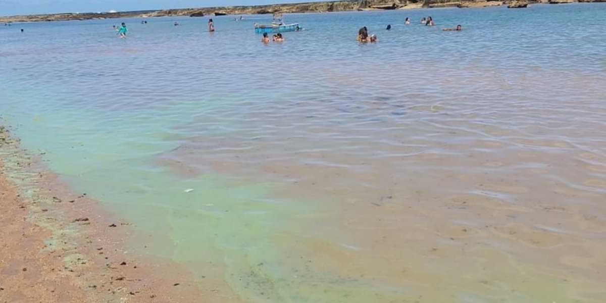 Banhistas devem evitar praias de Jauá e Jacuípe após surgimento de mancha e odor
