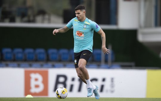 Copa: Bruno Guimarães leva a pior em dividida e precisa de atendimento médico