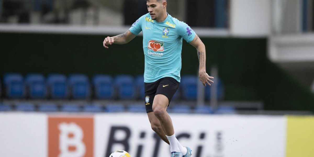 Copa: Bruno Guimarães leva a pior em dividida e precisa de atendimento médico