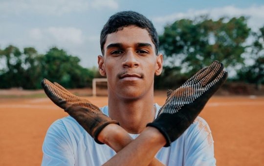 Luva de Pedreiro conta que ganhou 100 mil dólares em publicidade