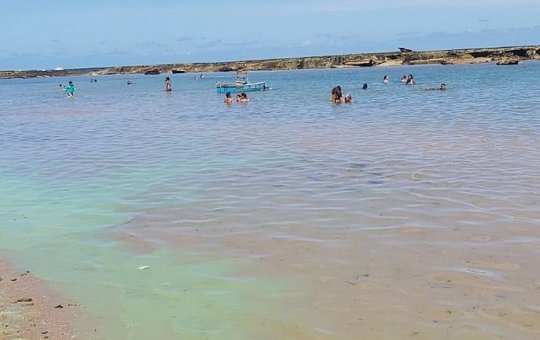 Substância esverdeada e de forte odor é registrada na Ilha de Boipeba