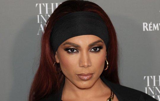 Anitta recria vestido de Xuxa e recebe críticas; Rainha dos Baixinhos a defende
