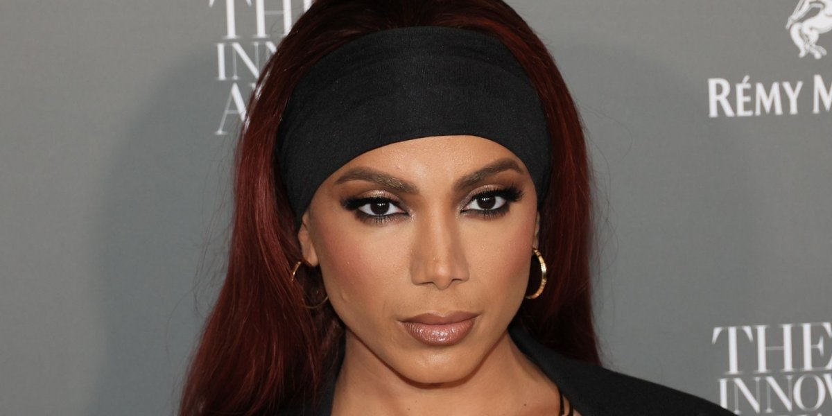 Anitta recria vestido de Xuxa e recebe críticas; Rainha dos Baixinhos a defende