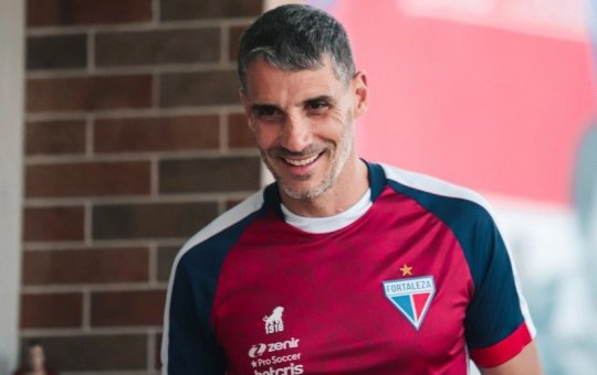 Cobiçado no mercado, Juan Pablo Vojvoda renova contrato com o Fortaleza