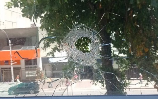 Tiro perfura toalha de Lula e janela em prédio do Rio de Janeiro