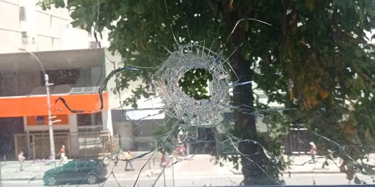 Tiro perfura toalha de Lula e janela em prédio do Rio de Janeiro