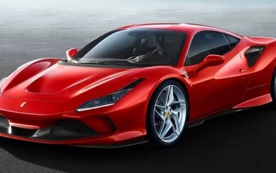 Ferrari invade calçada na Avenida Garibaldi, em Salvador