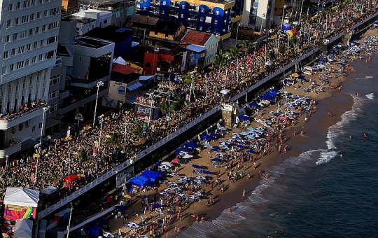 Discussão sobre cancelar Carnaval é prematura, avaliam representantes do setor